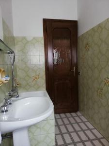 uma casa de banho com um WC, um lavatório e uma porta em Casa d'artista em Roncola