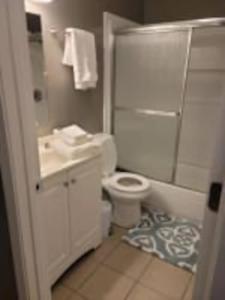 諾克斯維爾的住宿－Sleeps 7 value packed 2 baths comfy，白色的浴室设有卫生间和水槽。