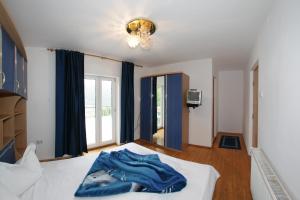 ブシュテニにあるVila Muraのベッドルーム1室(青い毛布付きのベッド1台付)