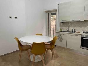 cocina con mesa y sillas en una habitación en Appartamento Centocelle vicino Metro C, en Roma