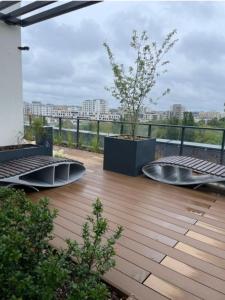 华沙Airport Apartment的建筑顶部有树的甲板