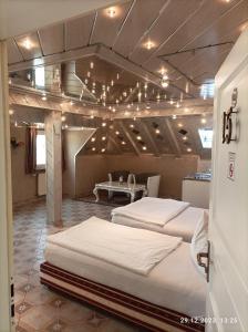 um quarto com duas camas e uma mesa com luzes em Central Hotel em Schwetzingen