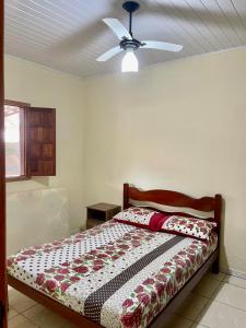 a bedroom with a bed with a ceiling fan at Casa de temporada en prado in Prado +18 photos