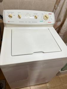 開羅的住宿－Rehab City VIP Full Serviced Apartment الرحاب Guest satisfaction guaranteed，浴室里一个白色厕所的壁橱