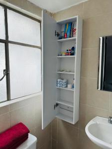 Baño con ventana junto a un lavabo en Plaza de Toros México Nápoles, en Ciudad de México