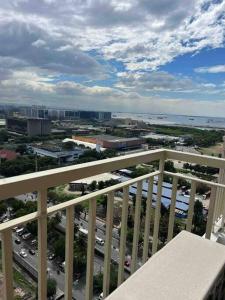 einen Blick von einem Balkon aus auf eine Stadt mit Verkehr in der Unterkunft SMDC Coast Residences - The Happy Place in Manila