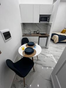 una piccola cucina con tavolo e sedie in una stanza di Nanninella Guest House a Napoli
