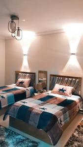 Ένα ή περισσότερα κρεβάτια σε δωμάτιο στο ١٠ب شارع حافظ رمضان مكرم عبيد أمام سيتي سنتر مكرم عبيد
