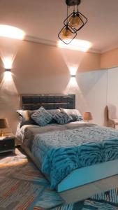 Ένα ή περισσότερα κρεβάτια σε δωμάτιο στο ١٠ب شارع حافظ رمضان مكرم عبيد أمام سيتي سنتر مكرم عبيد