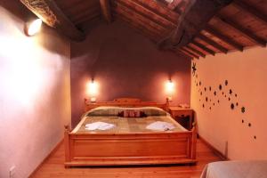 A bed or beds in a room at Locanda Viaverde Lessinia