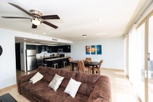 uma sala de estar com um sofá e uma cozinha em Linda Vista 401 em Puerto Peñasco