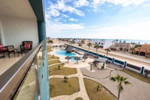 uma varanda com vista para uma piscina e uma praia em Linda Vista 401 em Puerto Peñasco