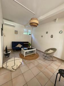 Istumisnurk majutusasutuses Studio Rez de villa avec piscine