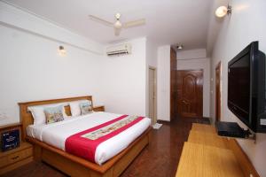 Giường trong phòng chung tại Mahendra Hotel