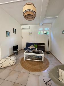 Istumisnurk majutusasutuses Studio Rez de villa avec piscine