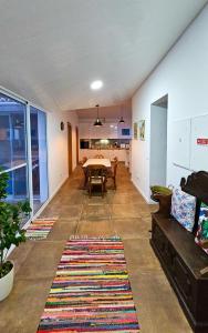 ein Wohnzimmer mit einem Tisch und einem Sofa in der Unterkunft Casa da Abelheira in Ponta Delgada