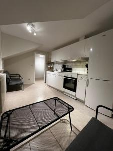 Il comprend un salon avec une cuisine et un canapé. dans l'établissement Mysig lägenhet!, à Göteborg