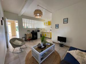 TV a/nebo společenská místnost v ubytování Studio Rez de villa avec piscine