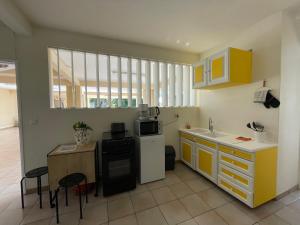 Köök või kööginurk majutusasutuses Studio Rez de villa avec piscine