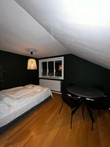 - une chambre avec un lit, deux chaises et une table dans l'établissement Mysig lägenhet!, à Göteborg