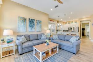 una sala de estar con 2 sofás azules y una mesa. en Bright and Modern Townhome Steps to Miramar Beach! en Destin