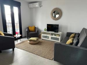 TV a/nebo společenská místnost v ubytování Modern 2 bed apartment, private roof terrace with jacuzzi - Competa Centre - Casa de La Plaza