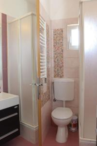 La salle de bains est pourvue de toilettes et d'un lavabo. dans l'établissement Apartment Karla 4, à Supetar