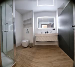 a bathroom with a sink and a toilet and a mirror at Habitación céntrica de Lujo Gv 2 in Valencia