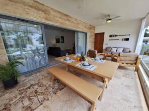 Una sala de estar con una mesa de madera y un sofá. en Luxury apartment for 4 in center Las Terrenas, en Las Terrenas