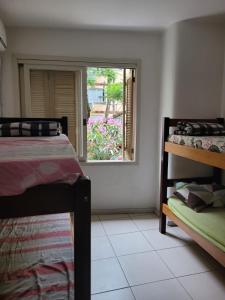 - une chambre avec 2 lits et une fenêtre dans l'établissement Man's Place Hostel Masculino, à Porto Alegre