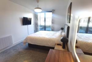 En eller flere senge i et værelse på Celaka Birmingham Central apartment, Free Indoor Parking