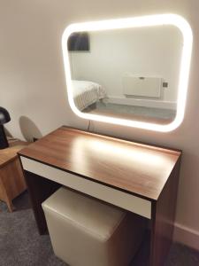 a dressing table with a mirror in a room at Celaka Birmingham Central apartment in Birmingham