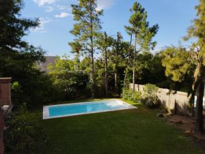 una piscina en un patio junto a una valla en Casa en Laguna del Sol en Bancalari