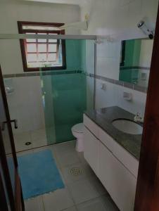 bagno con lavandino, servizi igienici e specchio di Casa para temporada - Guarujá - Praia Pernambuco a Guarujá
