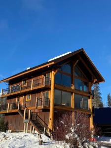ブルーリバーにあるRiver Safari Lodgeの雪中の大きな木造建築