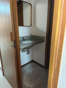 bagno con lavandino e specchio di Villa Andorinha, Apt 03 a Mucugê