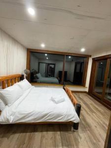 מיטה או מיטות בחדר ב-River Safari Lodge