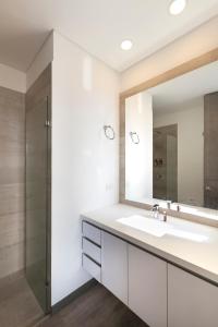 uma casa de banho com um lavatório e um espelho em Tropical Confort suite Poblado welcome breakfast em Medellín