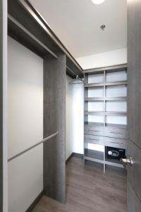 um closet com uma porta deslizante em Tropical Confort suite Poblado welcome breakfast em Medellín