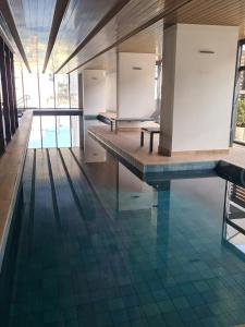 Swimmingpoolen hos eller tæt på Apartamento ensolarado em condomínio clube