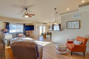 Televisyen dan/atau pusat hiburan di Pueblo Five Star Pikes Peak View Home with Hot Tub
