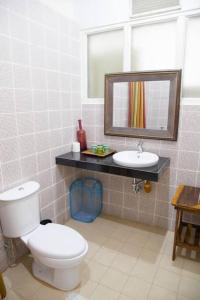 a bathroom with a toilet and a sink at Villa Elena Guimaras in Buenavista