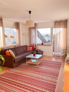 a living room with a couch and a table at Helle und gemütliche Ferienwohnung in Lorsch in Lorsch