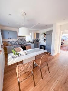a kitchen with a table and chairs in a room at Helle und gemütliche Ferienwohnung in Lorsch in Lorsch