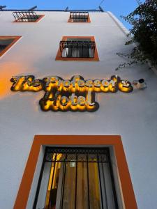 een hotelbord aan de zijkant van een gebouw bij The Professor's Hotel in Bodrum City