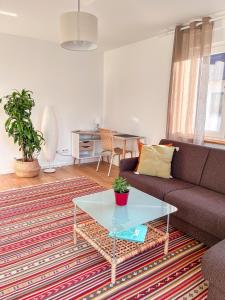 a living room with a couch and a table at Helle und gemütliche Ferienwohnung in Lorsch in Lorsch