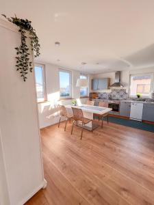 a kitchen and living room with a table and chairs at Helle und gemütliche Ferienwohnung in Lorsch in Lorsch