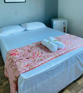 un letto con due asciugamani sopra di Pousada Sol & Mar a Serra