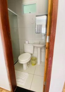 un piccolo bagno con servizi igienici e lavandino di Pousada Sol & Mar a Serra