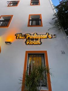 The Professor's Hotel في بودروم: علامة على جانب المبنى